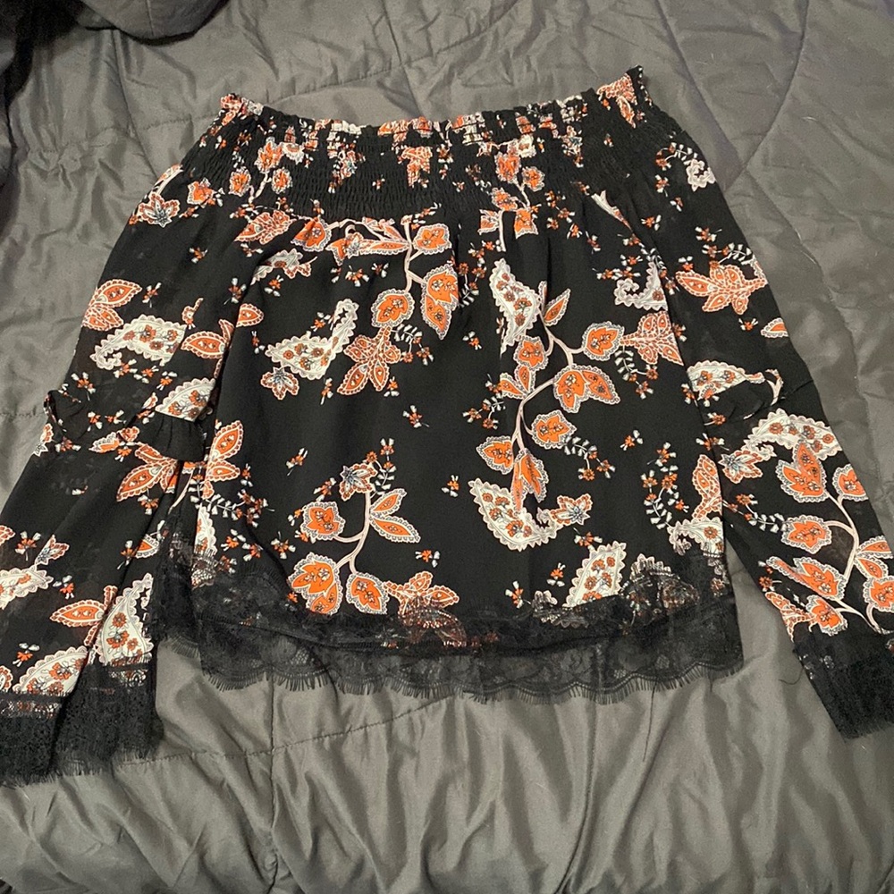 Off the shoulder - floral black with lace at the sleeves